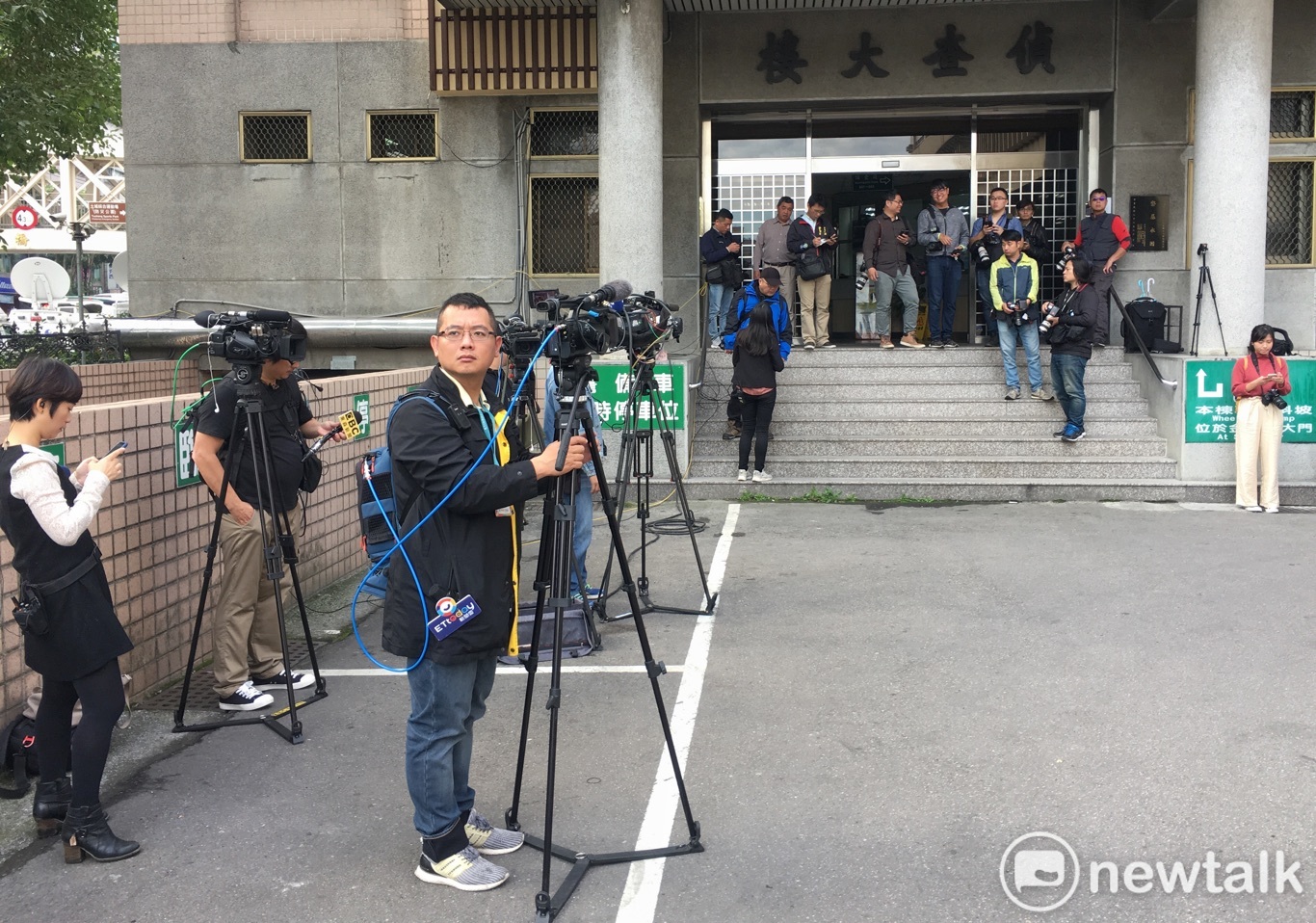 前立委高志鵬被依圖利罪判處4年6月定讞,原訂今(10)日應到新北地檢報到入監,但高向北檢表明下周二才要向北檢報到,再度放鴿子。 圖:張良一/攝 前立委高志鵬被依圖利罪判處4年6月定讞,原訂今(10)日應到新北地檢報到入監,但高向北檢表明下周二才要向北檢報到,再度放鴿子。 圖:張良一/攝