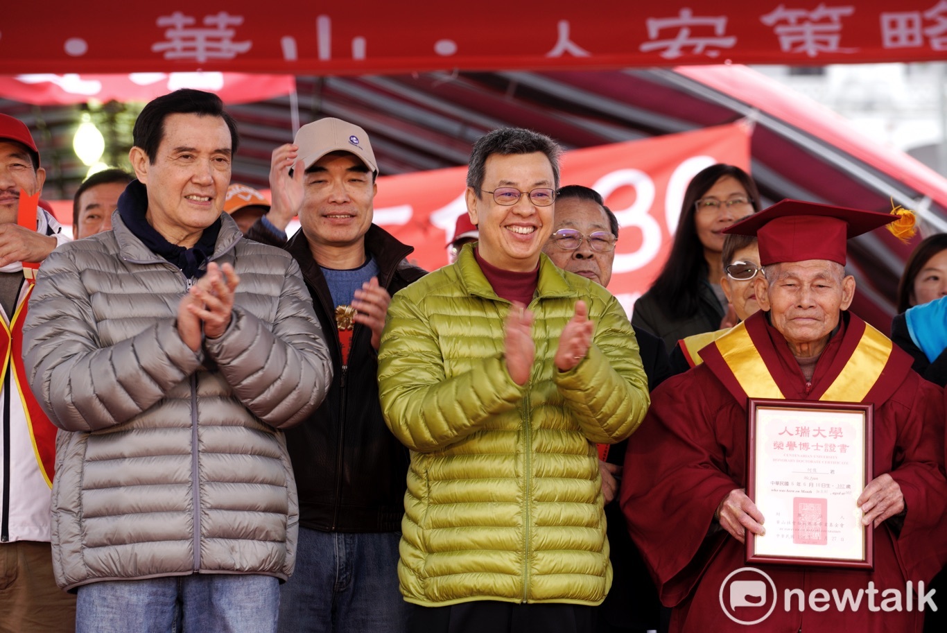 副總統陳建仁與前總統馬英九等人出席在總統府前舉行的「第二十九屆寒士吃飽30愛心尾牙」活動。   圖：張良一/攝
