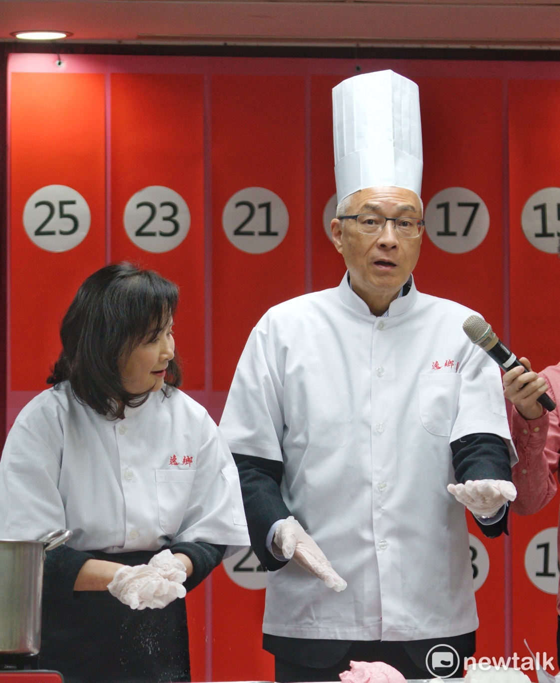 國民黨主席吳敦義伉儷穿著廚師裝，出席國民黨中央舉辦的慶元宵活動。   圖：張良一/攝