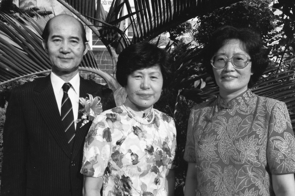 1985年高俊明牧師、高李麗珍（中）與周清玉（右）國代合影。
   圖：邱萬興/攝