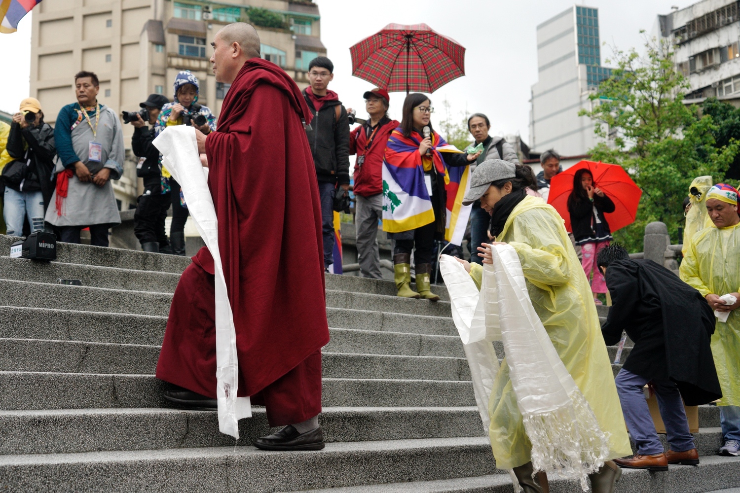 行政院發言人Kolas Yotaka參加紀念西藏抗暴60週年遊行後，向西藏精神領袖達賴喇嘛尊者相片獻哈達。   圖：張良一/攝