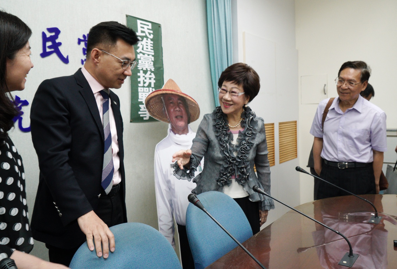 前副總統呂秀蓮拜訪立法院國民黨團，反對行政院提出「公投連署需附具身分證影本」的反民主、反人權版。   圖：張良一/攝