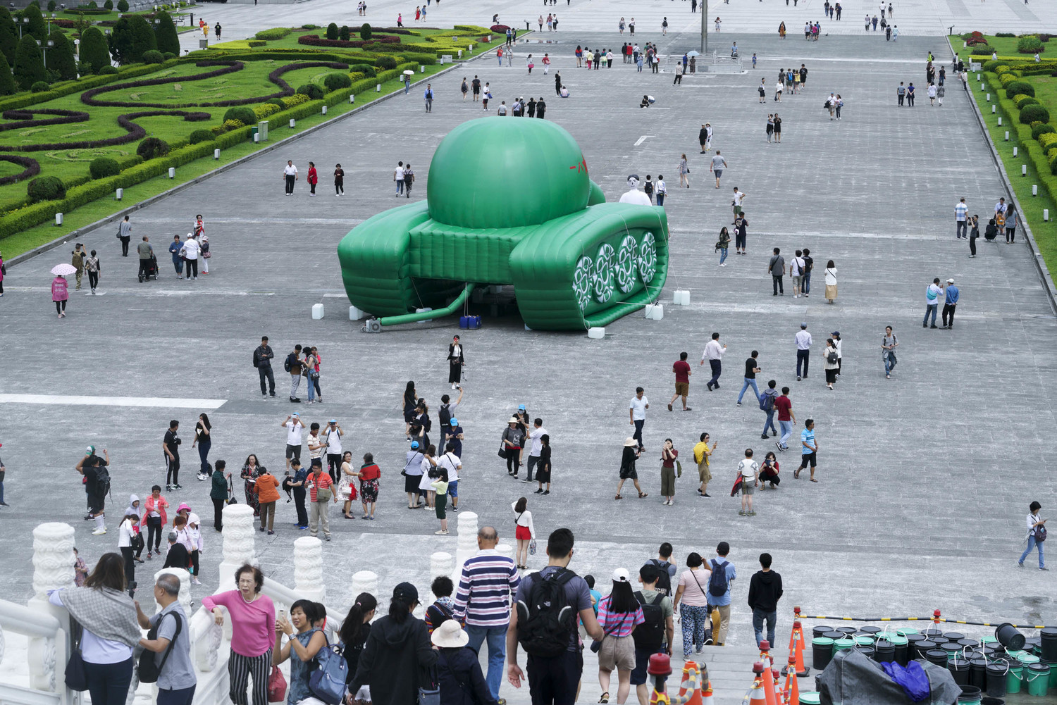 今年是六四天安門事件30週年，「六四國際研討會」首度在台灣舉辦，中正紀念堂也從昨日起在廣場舉行「坦克人」裝置展，再現1989年六四事件時，「坦克人」站在一整排坦克前的大無畏精神。中正紀念堂主殿前廣場聚集許多中國和來自其他國家的觀光客，中國觀光客大都避開坦克人裝置展，其他國家的觀光客大都停下腳步觀看。   圖：張良一/攝