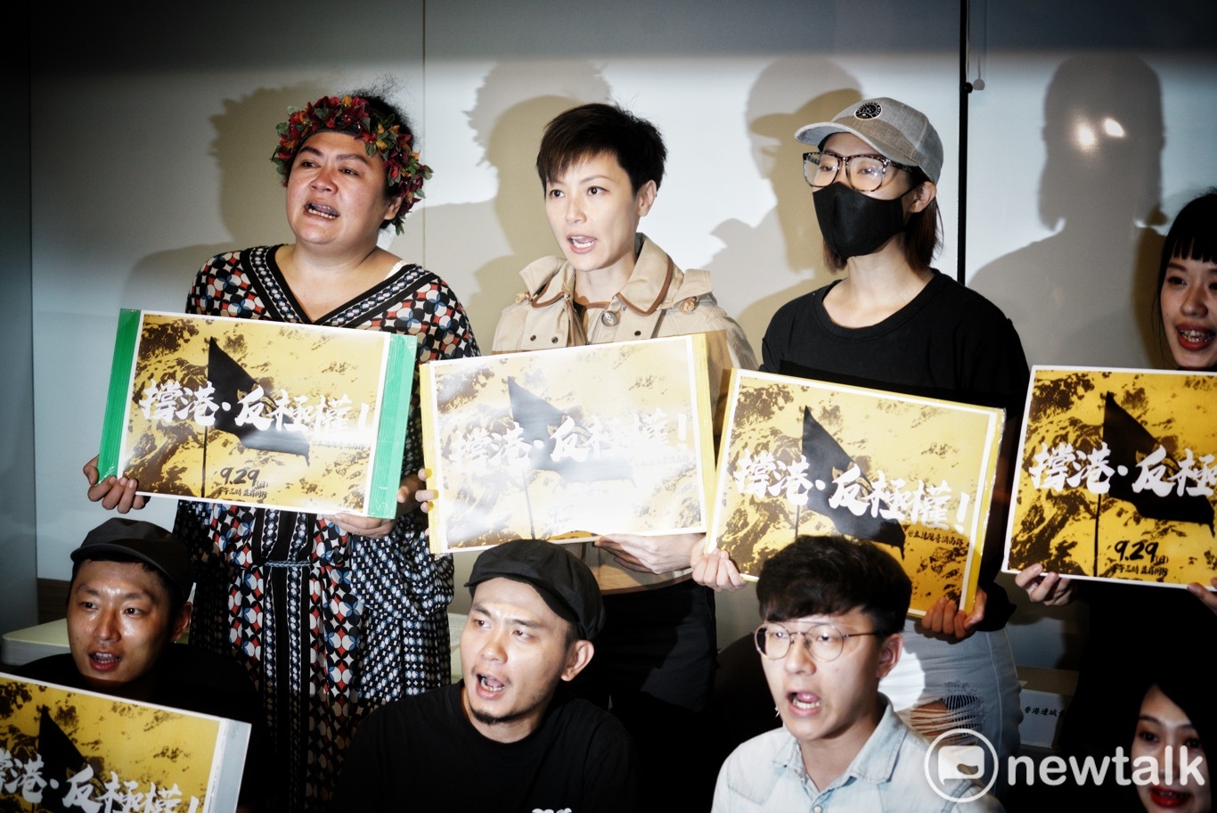 香港歌手何韻詩、滅火器主唱楊大正和巴奈等多位港台音樂人舉行記者會，呼籲民眾能參加9月29日的「929台港大遊行」一起以行動撐香港反極權。   圖：張良一/攝