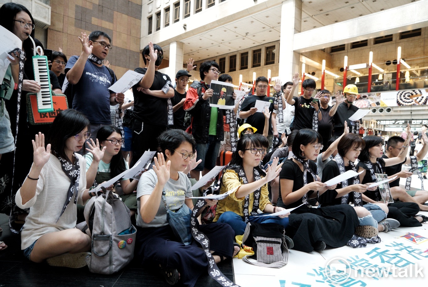 多位支持香港「五大訴求 缺一不可」的台港民眾曾在台北火車站中庭呼喊支持香港的口號，並高唱「願榮光歸香港」歌曲。   圖：張良一/攝（資料照片）