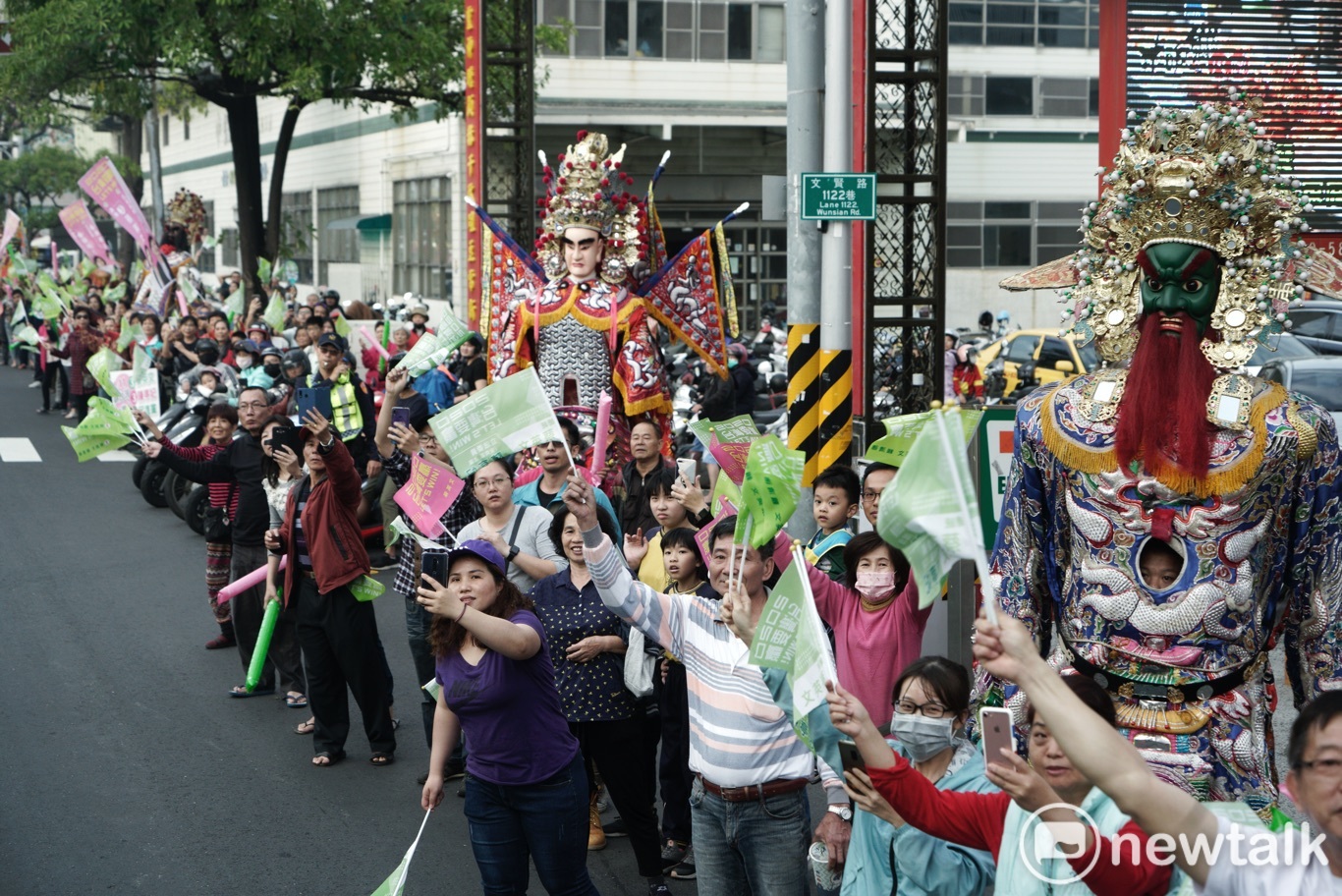 陳亭妃支持者在小英掃街隊伍行經台南市區路旁擺出數百尊神像，象徵眾神護台灣的陣勢。   圖：張良一 / 攝
