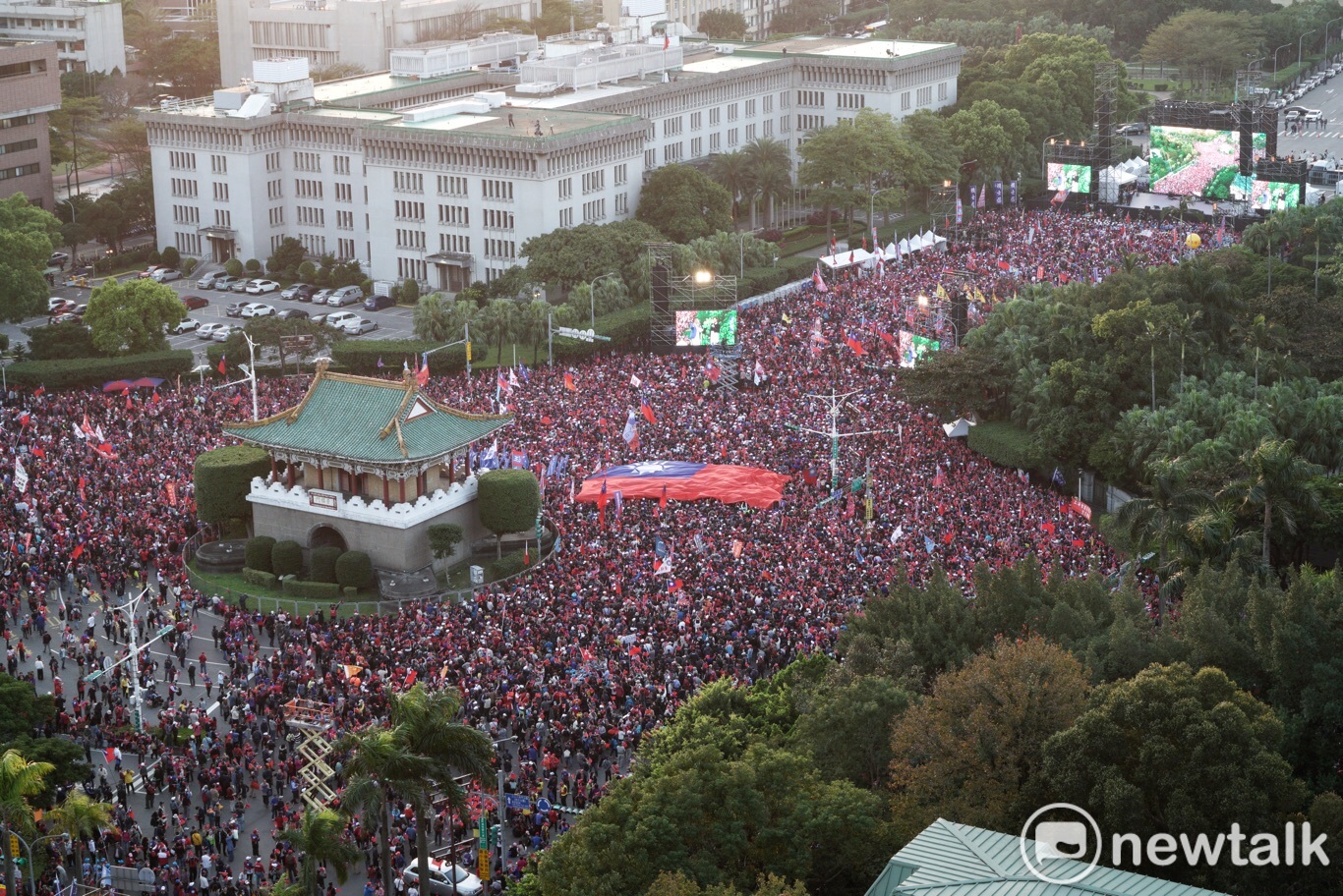從一旁高樓鳥瞰韓國瑜凱道造勢，現場許多支持者身穿國旗裝，手舉國旗，紅潮洶湧。   圖:張良一/攝