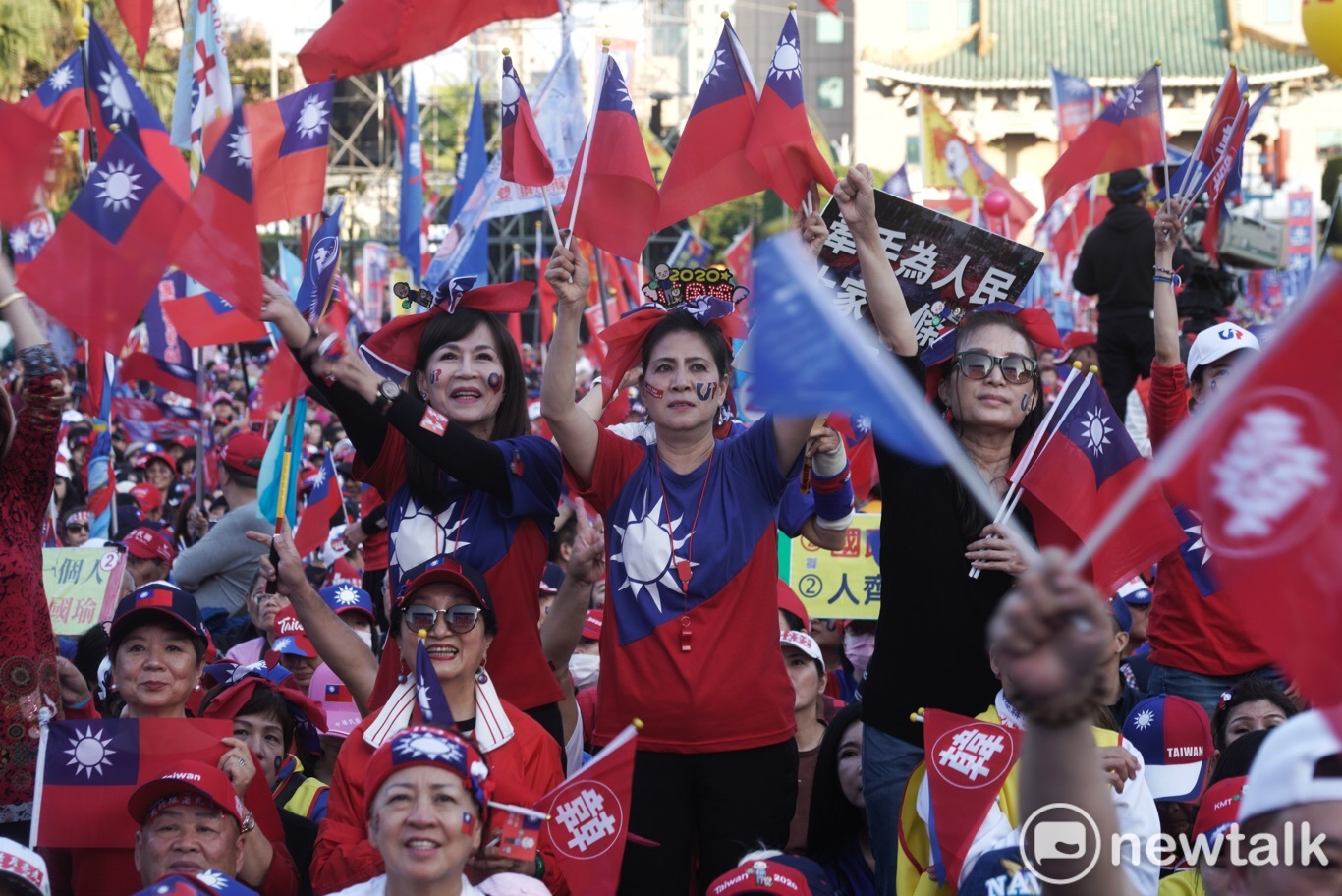 韓國瑜凱道造勢，許多支持者舉起國旗揮舞。   圖:張良一/攝