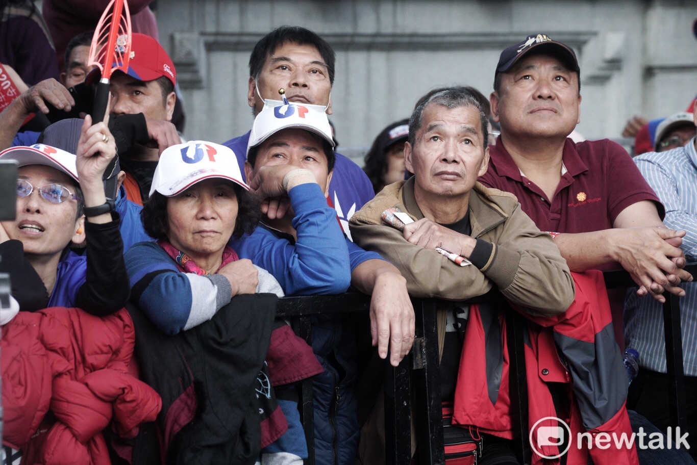 韓國瑜凱道造勢，許多支持者倚靠在圍欄等待活動開始   圖:張良一/攝