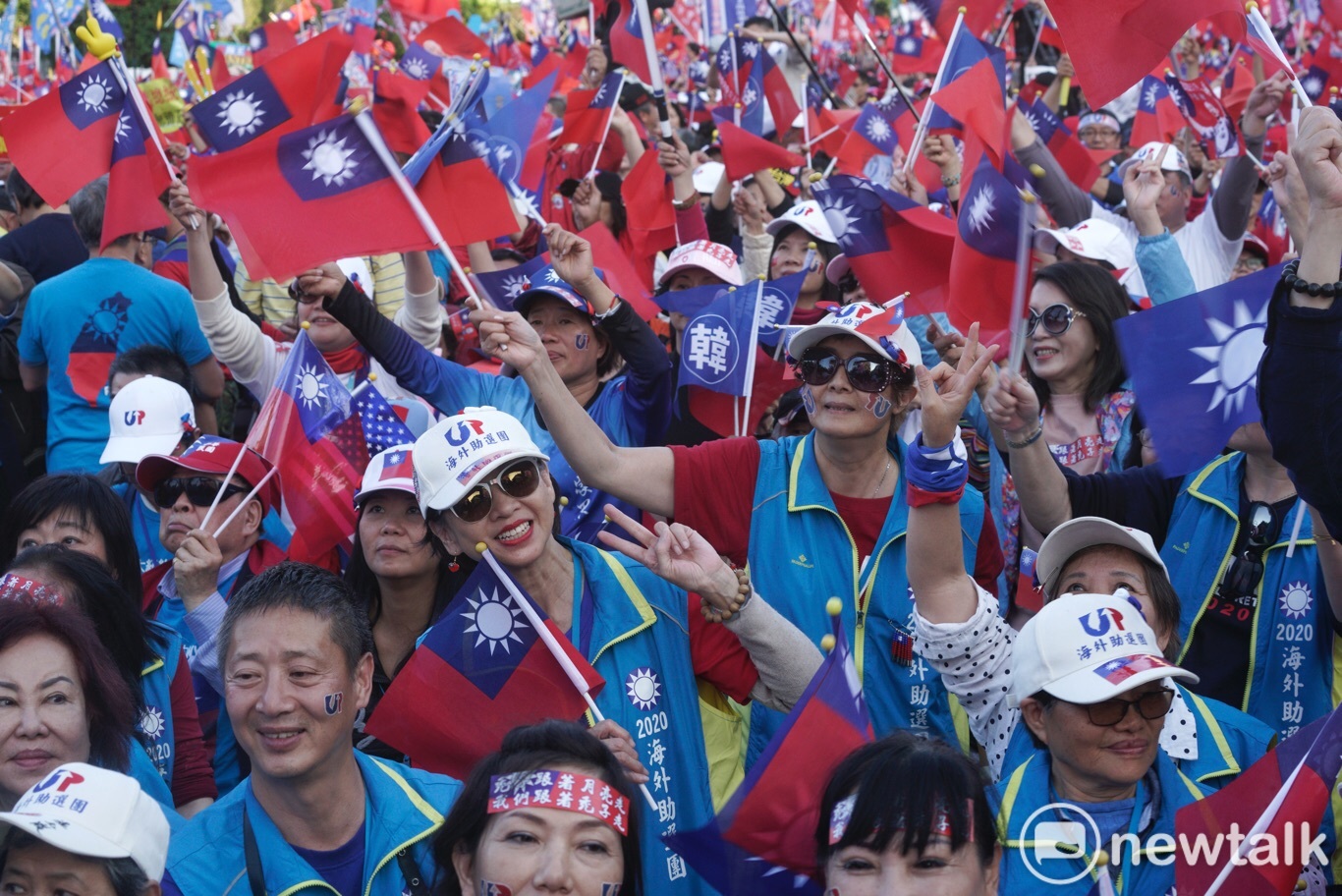 韓國瑜凱道造勢，有支持者頭戴海外助選團的帽子，揮舞國旗以及挺韓旗幟，等待活動進行。   圖:張良一/攝