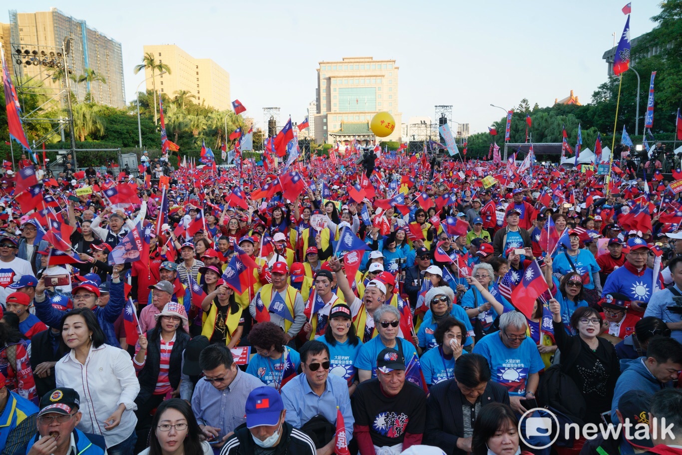 韓國瑜凱道造勢，許多支持者早早便已坐在現場卡位等待。   圖:張良一/攝