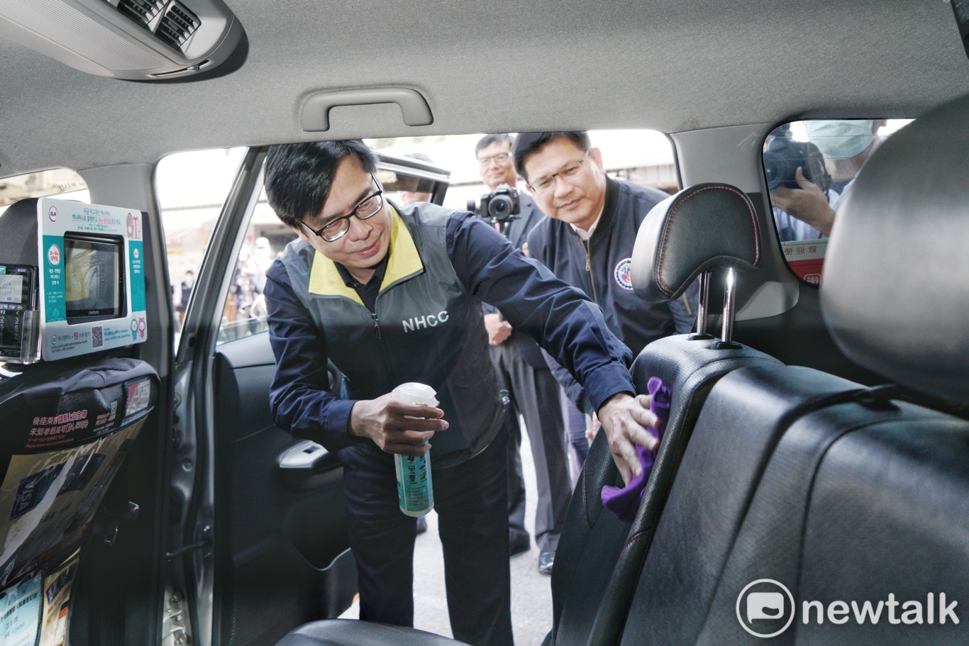 行政院副院長陳其邁、交通部長林佳龍今（19）天到台灣大車隊視察計程車業者防疫整備情形。   圖：張良一/攝