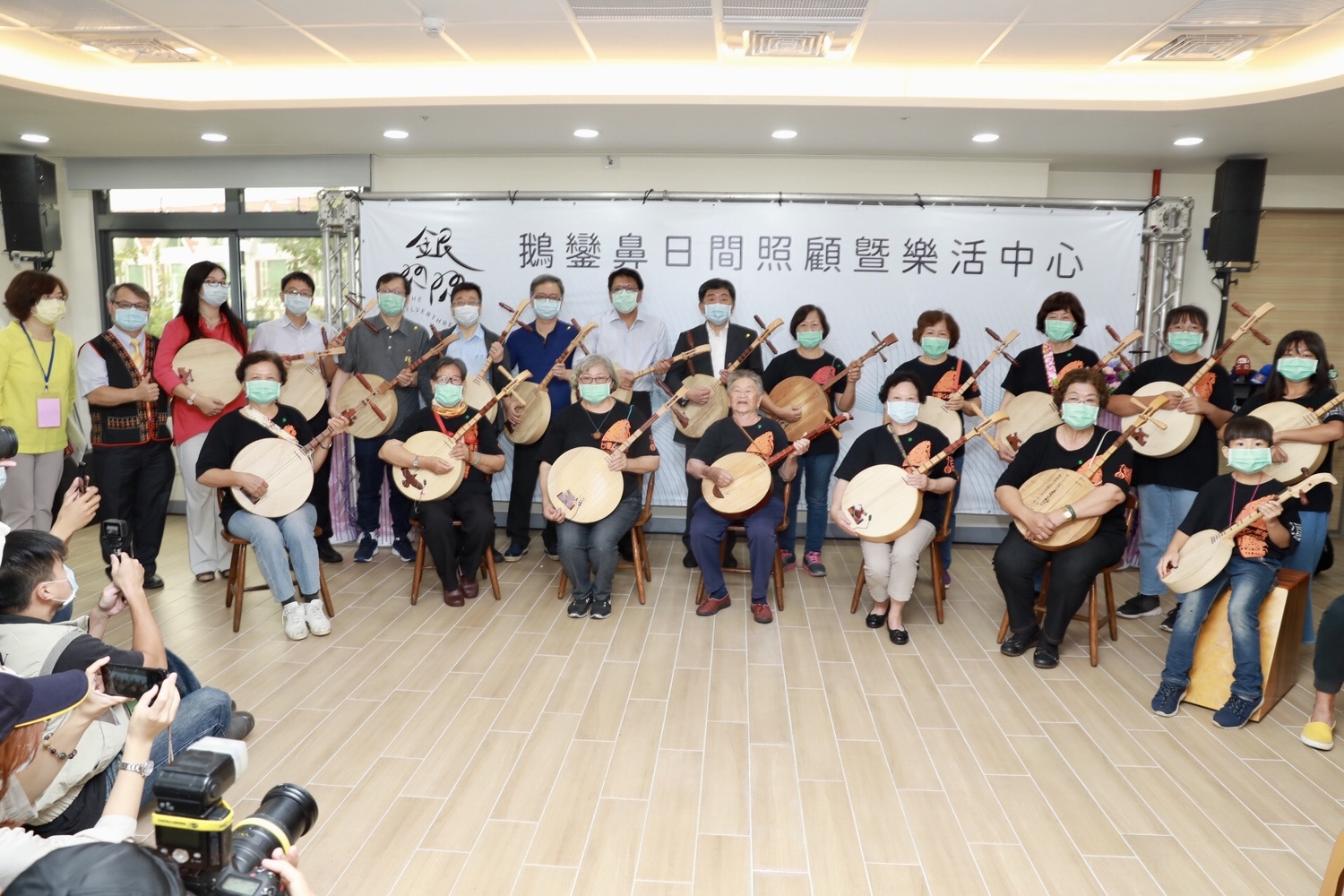 中央流行疫情指揮中心指揮官、衛福部長陳時中率防疫團隊到台灣最南邊的日照中心「鵝鸞鼻日間照顧曁樂活中心」揭幕，與屏東縣長潘孟安及當地長輩唱民謠。   圖：中央流行疫情指揮中心/提供