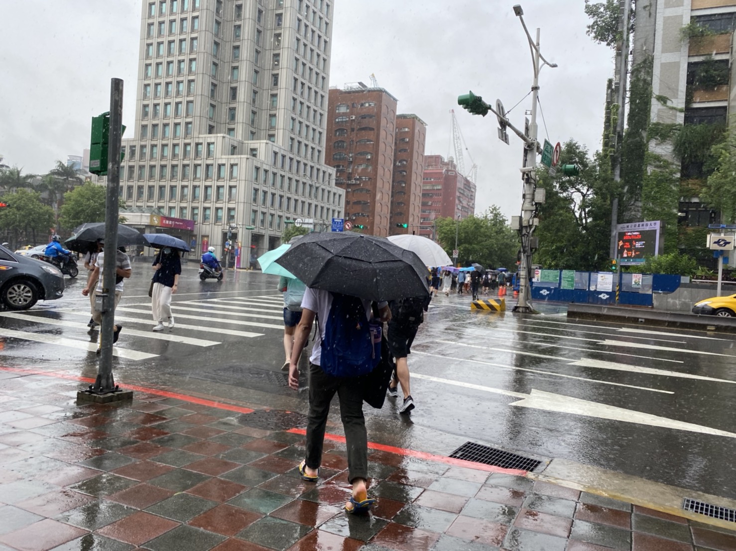 雨勢升級 全台16縣市大雨特報雙北等5縣市達豪雨等級 社會 新頭殼newtalk 雨勢升級 全台16縣市大雨特報雙北等5縣市達豪雨等級 社會 新頭殼newtalk