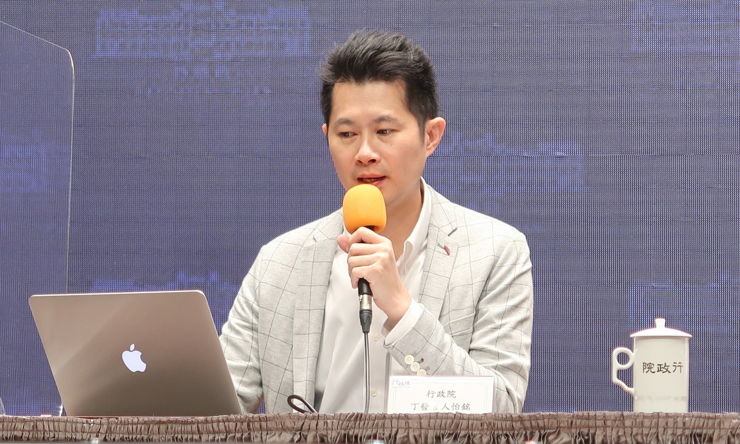 蘇貞昌愛將再出包!丁怡銘「提油救火」任政院發言人半年二度致歉 | 政治 | 新頭殼 Newtalk