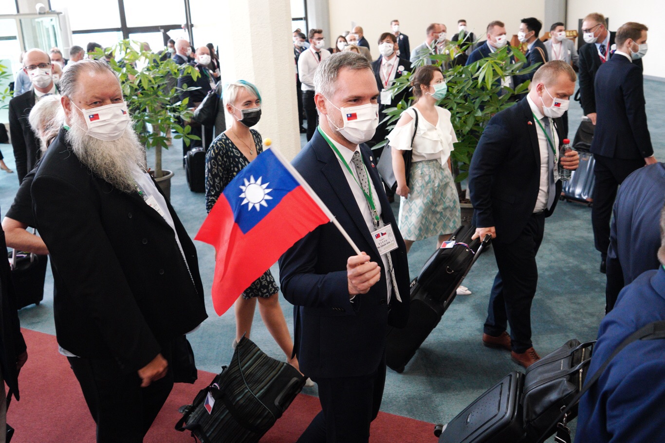 捷克首都布拉格市長賀瑞普特地拿著中華民國國旗入境。   圖：張良一／攝