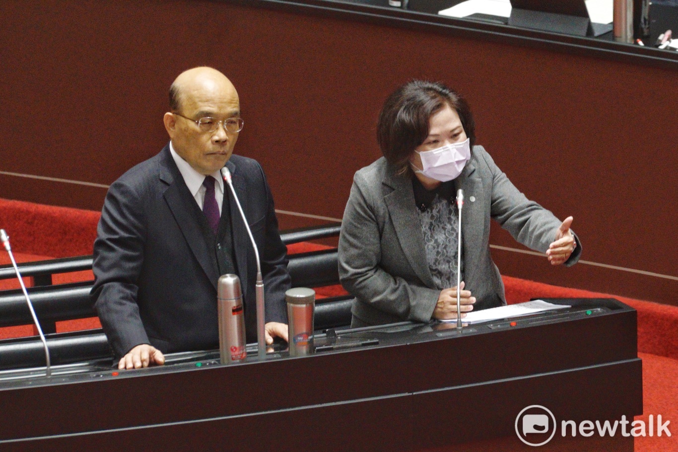 Executive Yuan Su Zhenchang and Labor Minister Xu Mingchun prepared for consultations at the Legislative Yuan meeting Image: Zhang Liangyi / Photo