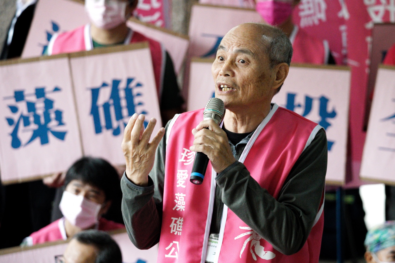 珍愛藻礁公投連署小組上午到中選會遞送70多萬份的連署書,圖為藻礁公投領銜人潘忠政。 圖:張良一/攝