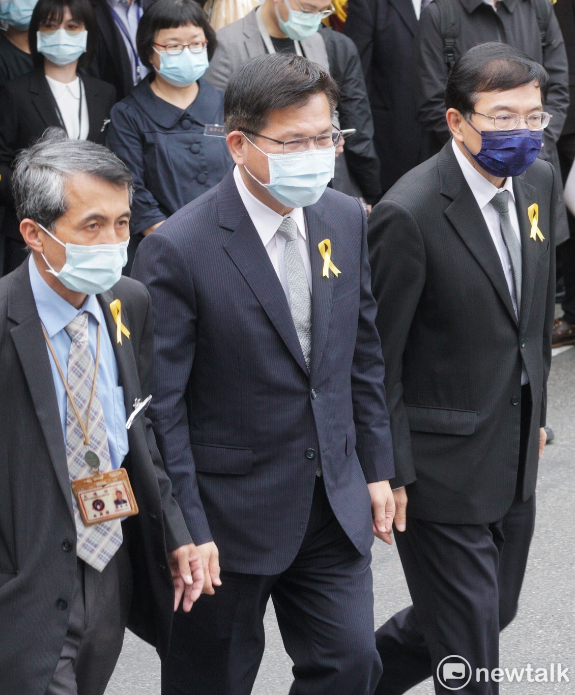 交通部長林佳龍(中)、交通部政務次長王國材(右)赴台北市立第一殯儀館出席0402台鐵408次列車事故聯合追思公祭。 圖:張良一 / 攝