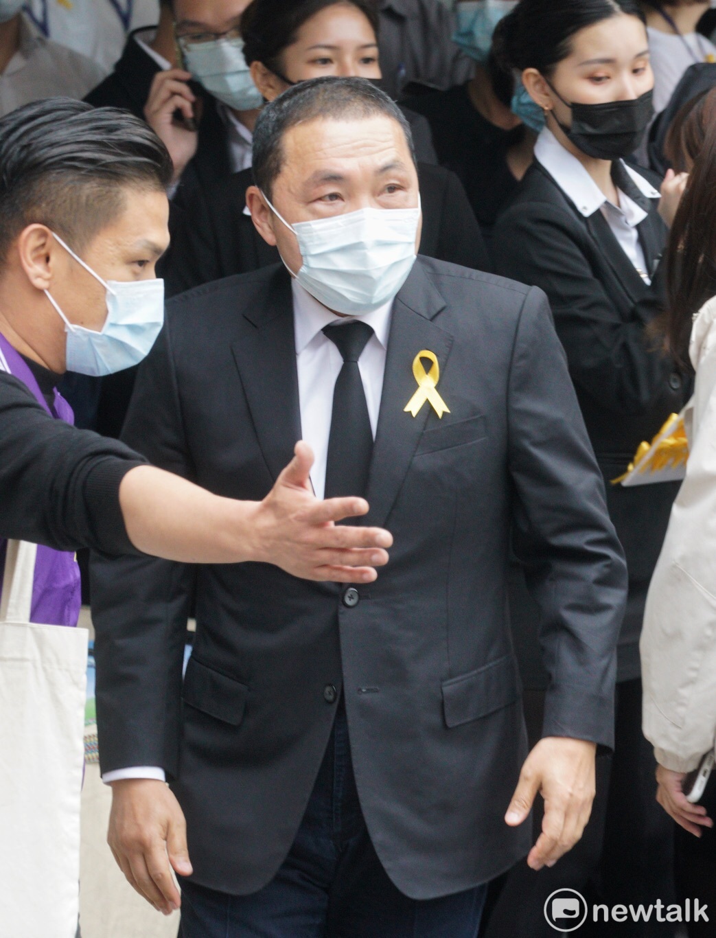 新北市長侯友宜赴台北市立第一殯儀館出席0402台鐵408次列車事故聯合追思公祭。 圖:張良一 / 攝