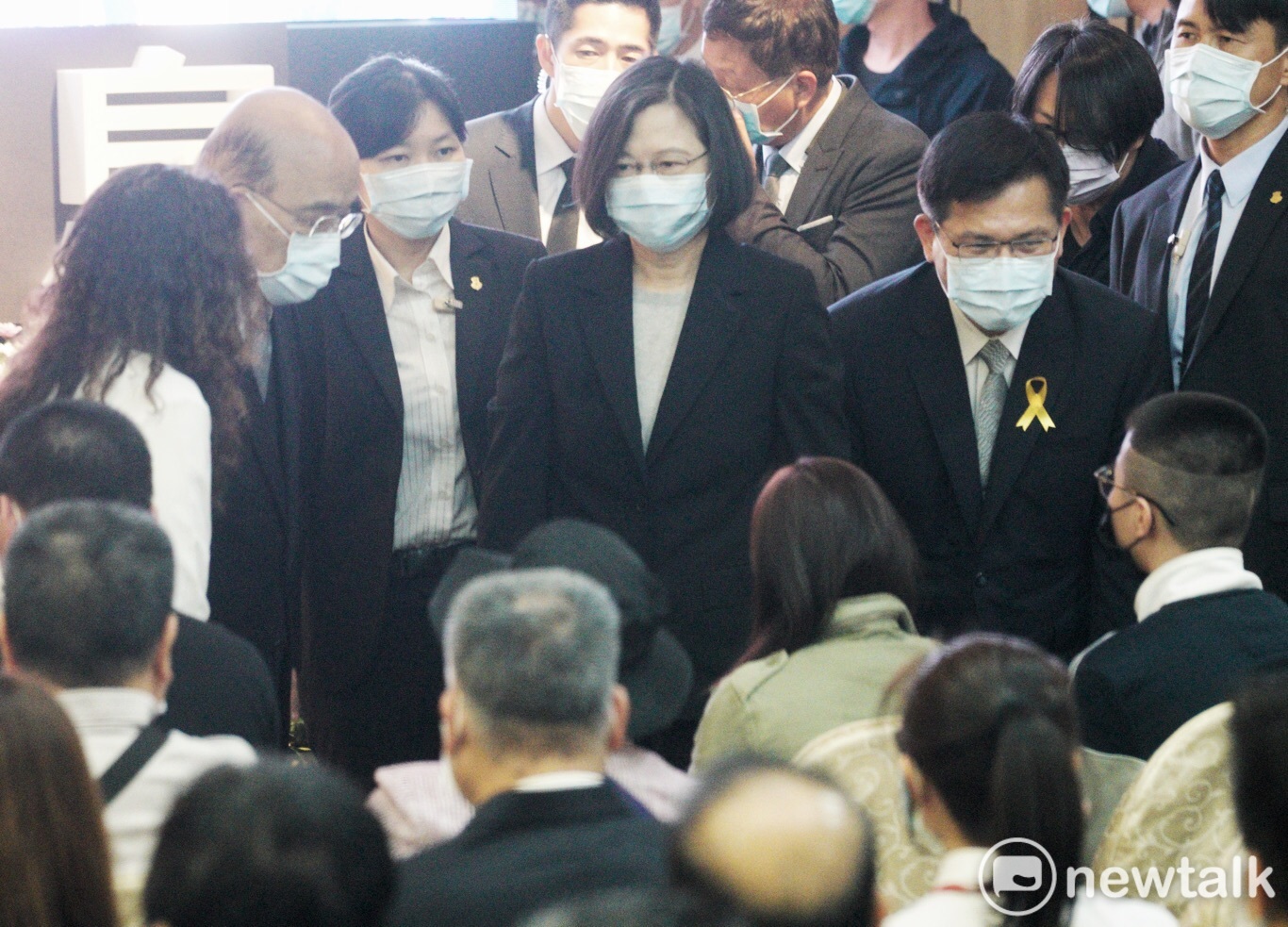 總統蔡英文、行政院長蘇貞昌、交通部長林佳龍今出席0402台鐵408次列車事故聯合追思公祭,向家屬致意。 圖:張良一 / 攝
