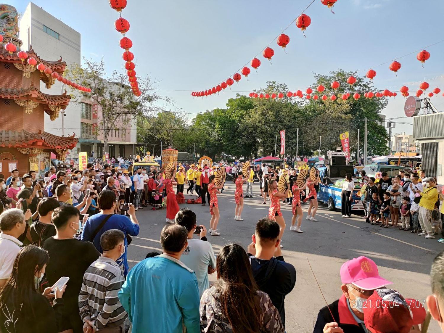 這是一群來自台南的陣頭演出,這群年經貌美的辣妹,跳著結合現代與傳統的舞步和穿著打扮,賣力跳了三支舞,贏得圍觀民眾給予熱烈掌聲。 取自串樓口