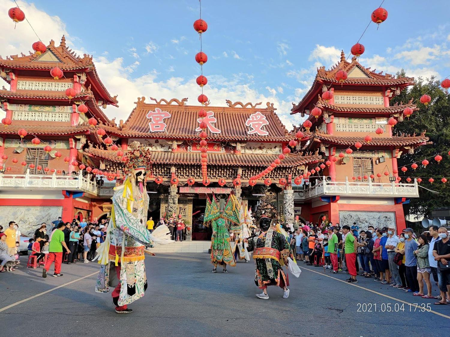 雲林城隍廟的陣頭演出,牛頭馬面范謝將軍全出動了,同樣吸引大家的目光。 取自串樓口