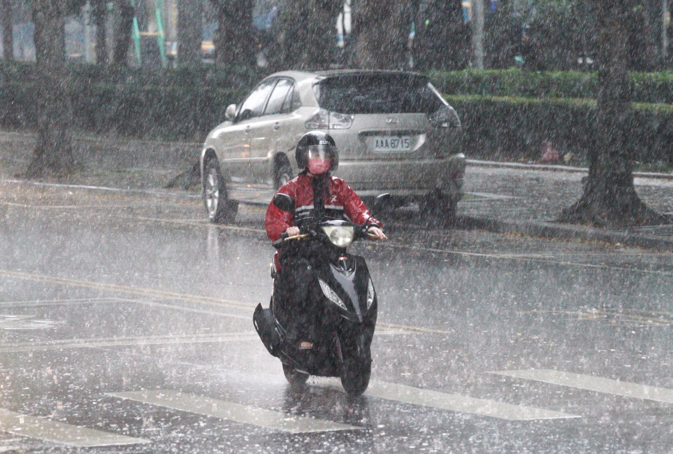 雙北淹水了！豪雨特報擴至7縣市：汐止、內湖一級淹水警戒