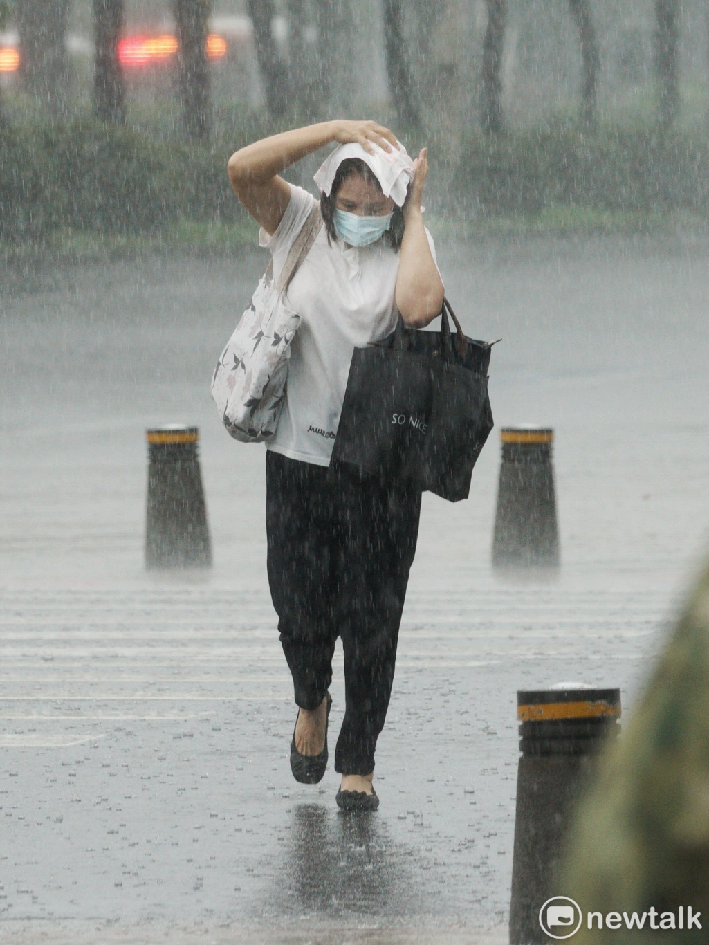 彭啟明提醒，週五至下週一，預期有道滯留鋒貫穿台灣，不排除帶來較長時間或是較連續的明顯雨勢。   圖：張良一/攝