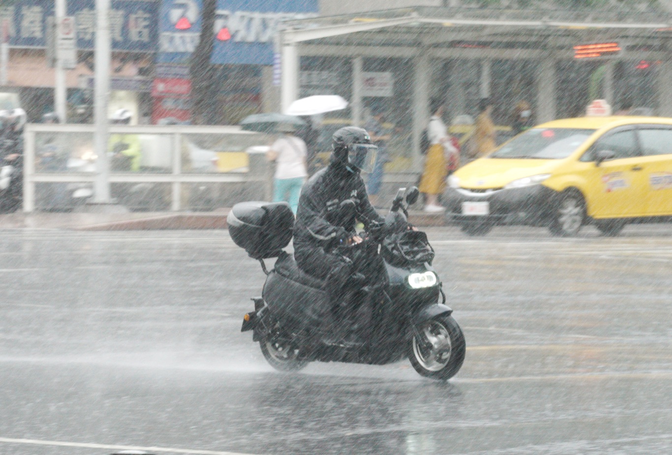 全台恐有雨！下週「2波」鋒面報到　氣溫驟降12度