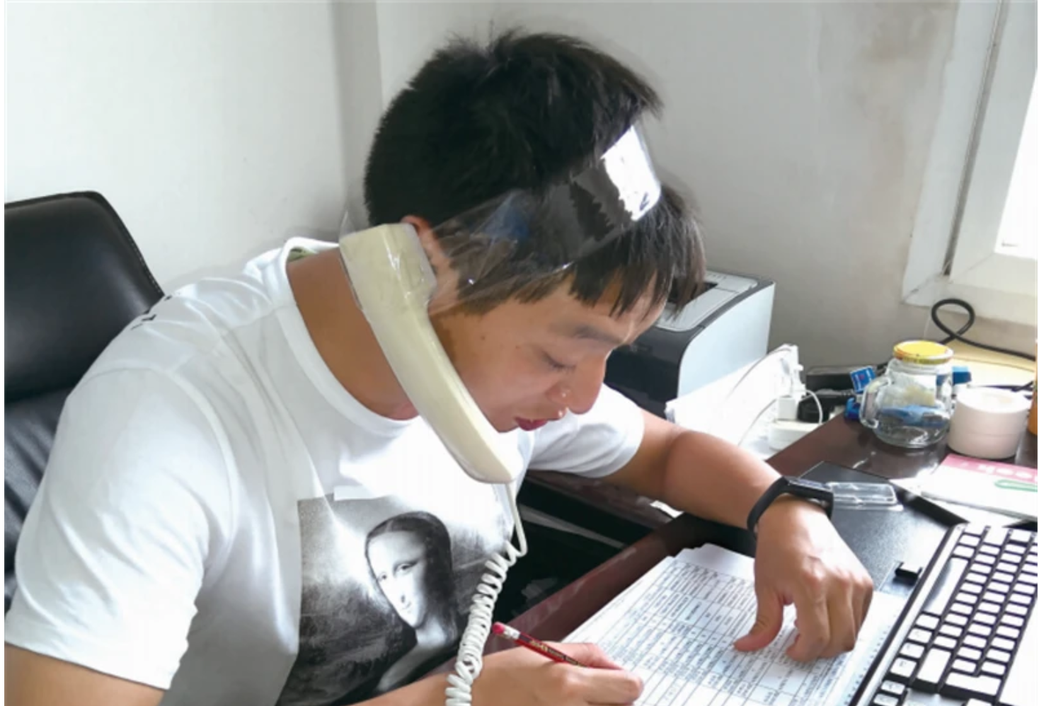 有必要嗎? 男子膠帶綁聽筒通知打疫苗 網友質疑作秀 當事人回應了