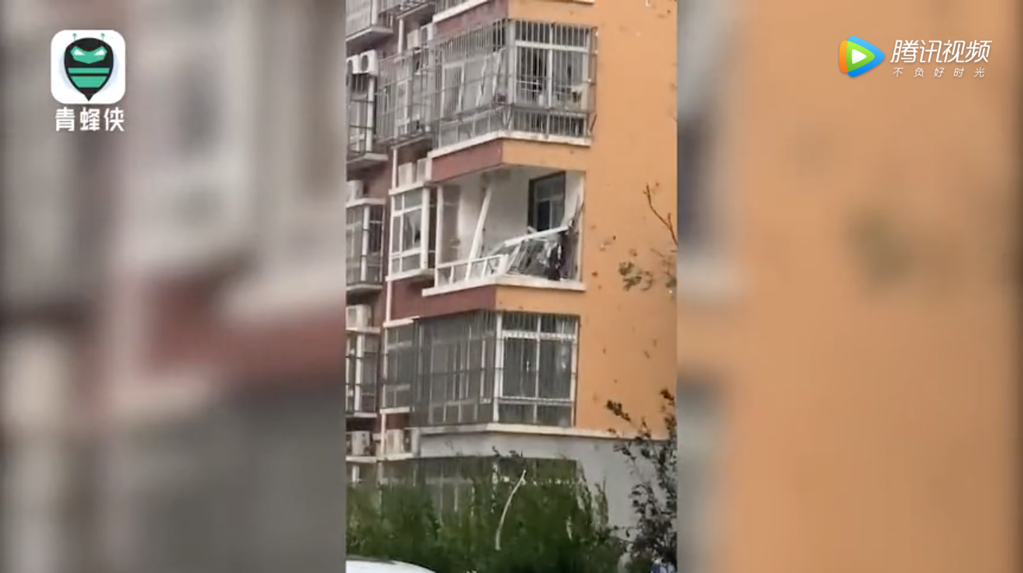 社區的住家窗戶直接被風吹毀，其中一戶的住家陽台上窗戶全部散落。   圖：翻攝自騰訊網