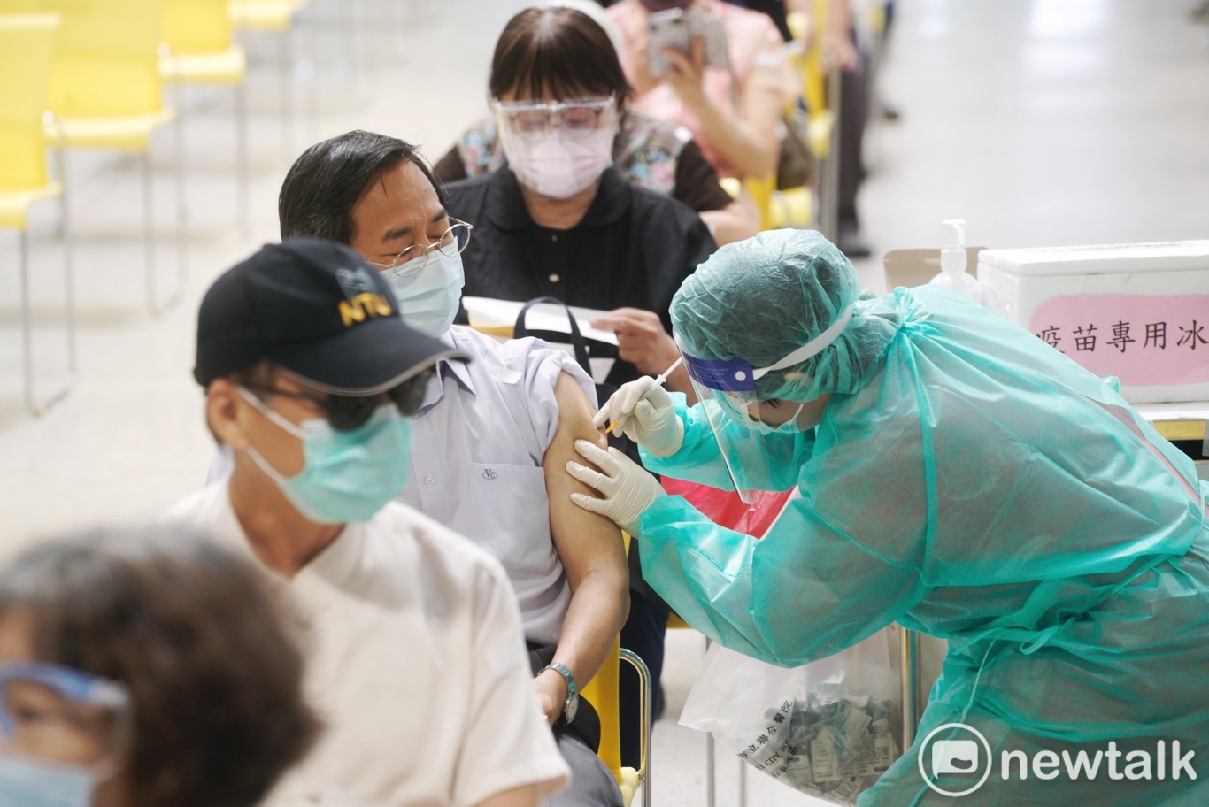 指揮中心宣布，即日起至12月9日止，將在台北車站開設莫德納疫苗施打站。（圖為疫苗接種示意圖）   圖：張良一/攝（資料照片）