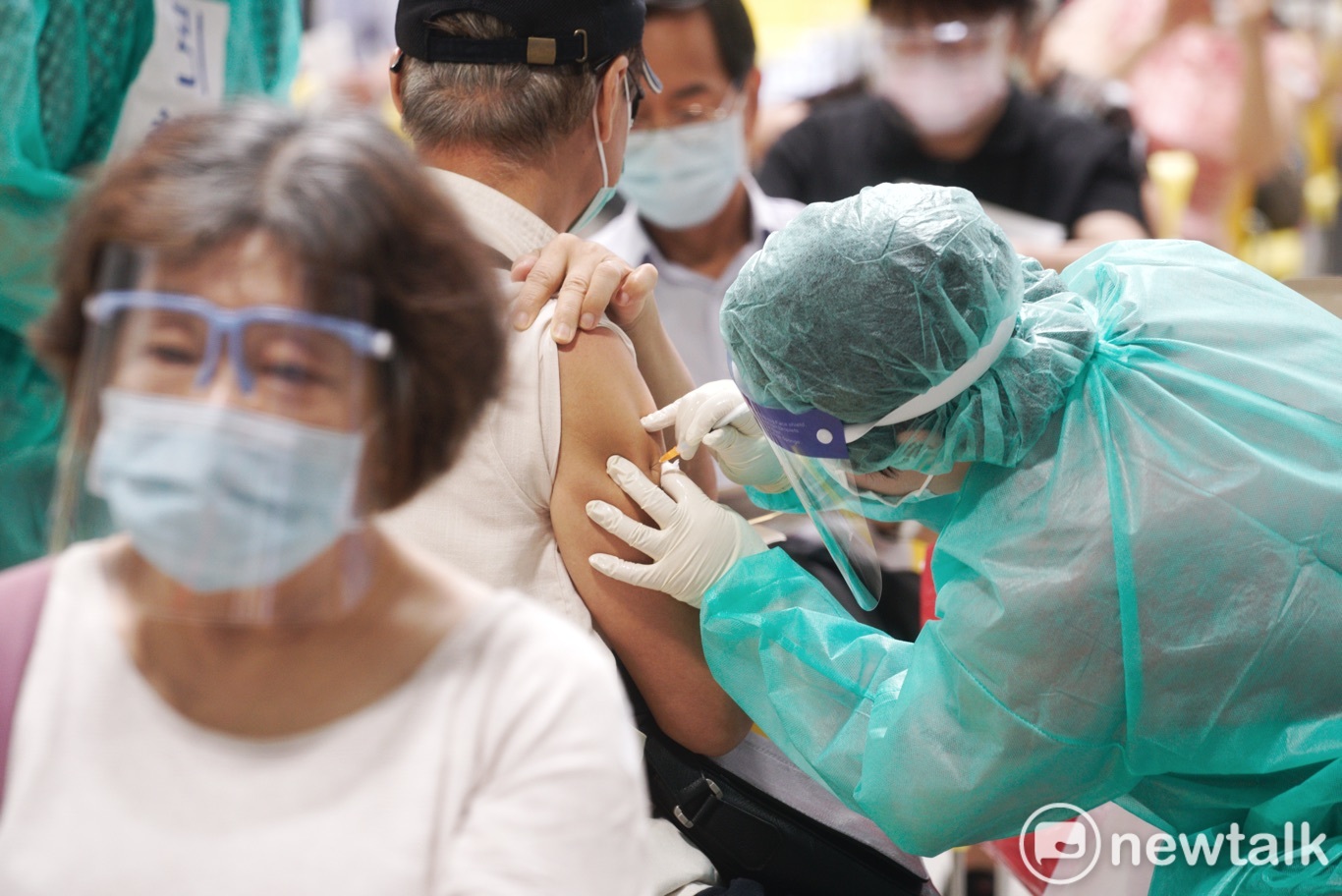 台北市疫苗預約平台今(14)日再度開啟，登記時間自早上9時到17時，接種時間為1月17日(一)至1月23日(日)。（疫苗施打示意圖）   圖：張良一 / 攝（資料照）