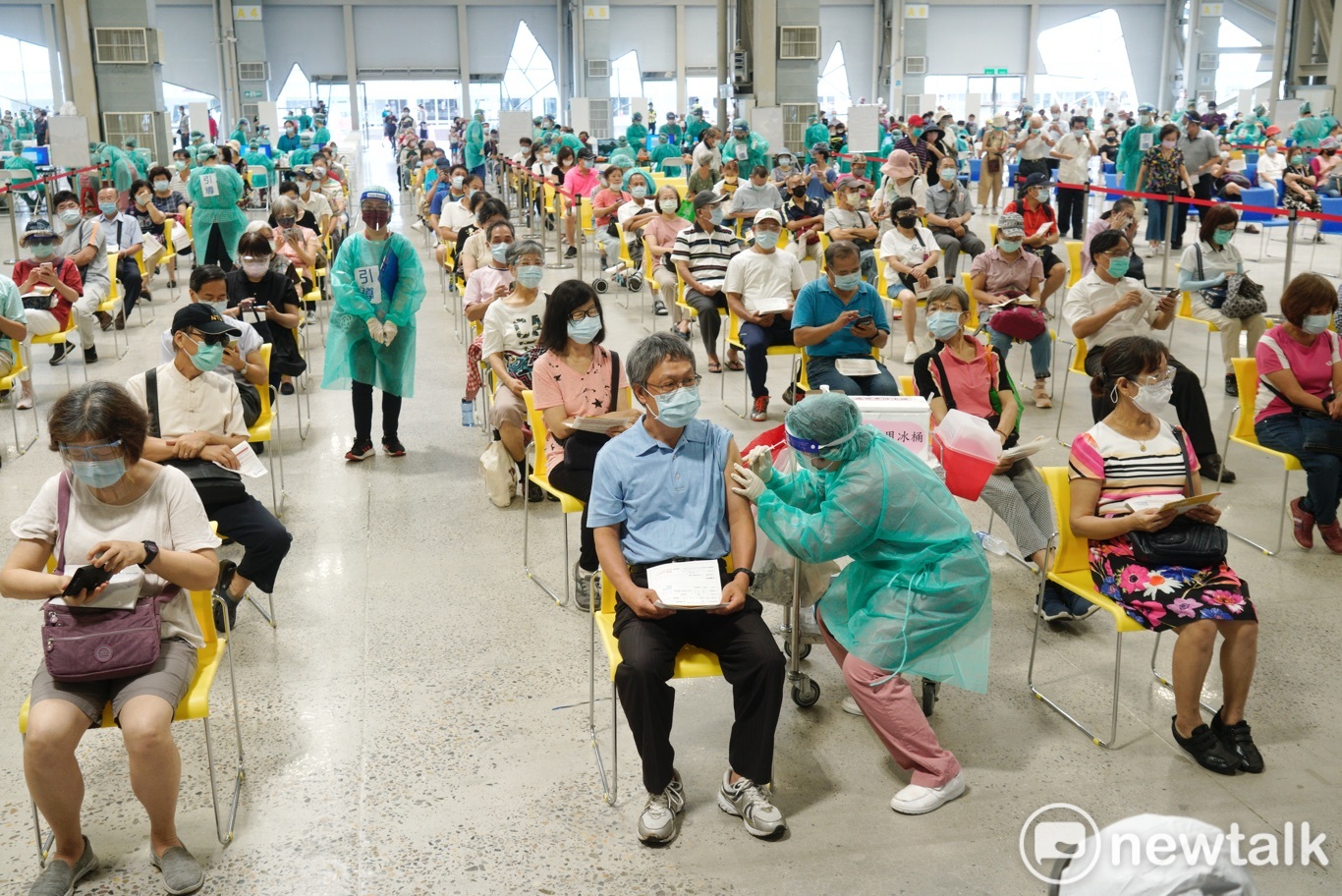 台北市自8日起，12家醫院提供莫德納第二劑門診預約。（圖為大型接種站示意圖）   圖：張良一 / 攝（資料照）