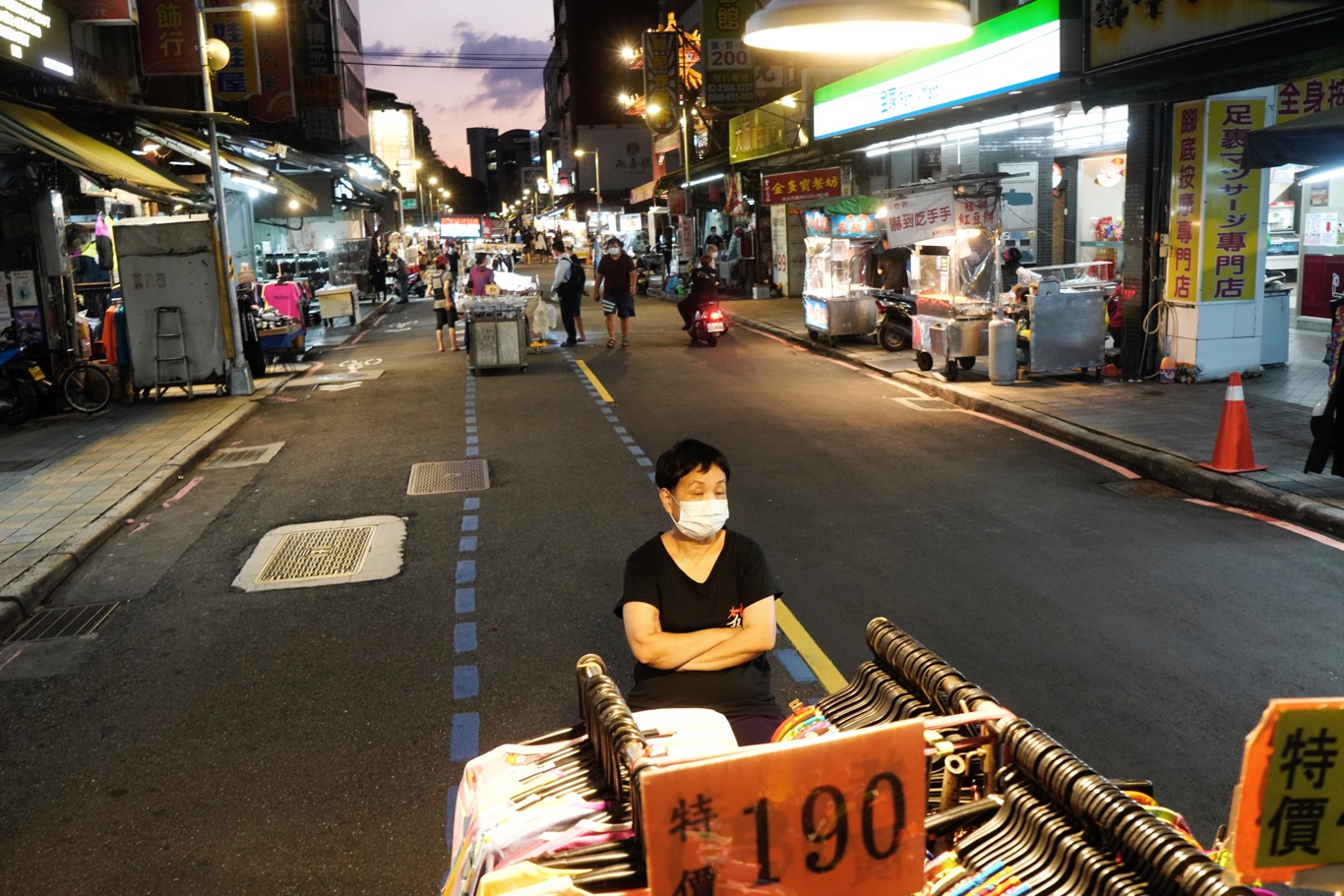 萬華廣州街夜市攤商坐等顧客上門。   圖：張良一/攝(資料照片)