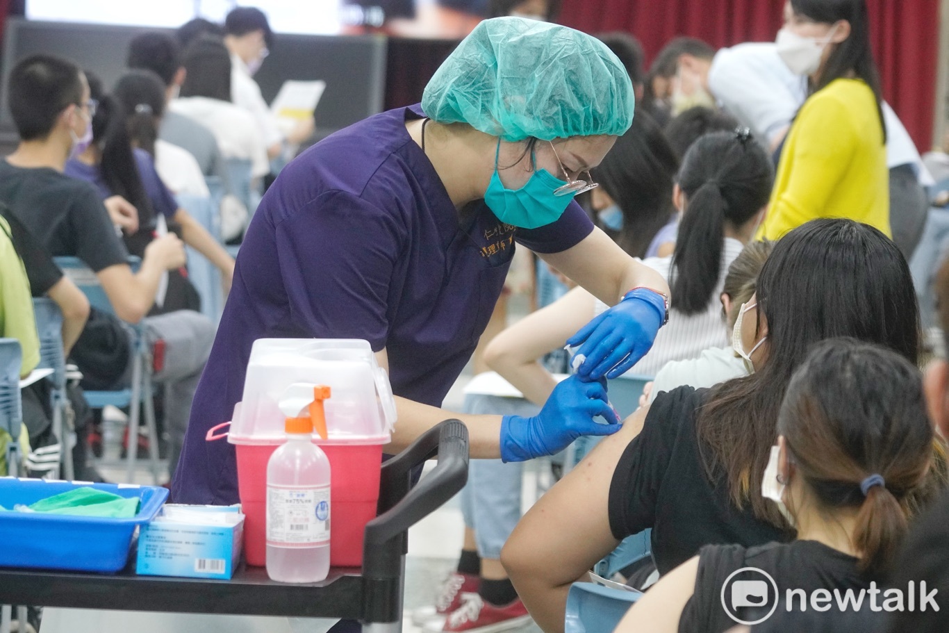 前台大醫生林氏璧今在臉書上指出， 因台灣境外移入突破性感染佔28.4%，但他表示這跟打哪一款疫苗並沒有關係。（圖為疫苗接種示意圖）   圖：張良一/攝（資料照片）