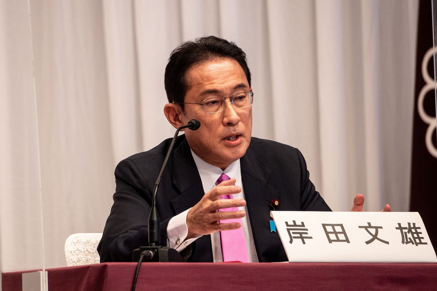 日本首相岸田文雄內閣民調支持率拿下創新低的51%，在野黨認為其原因出於國葬、「統一教」及疫情應對，其中尤以宗教為主要問題。   圖：達志影像／路透社(資料照)