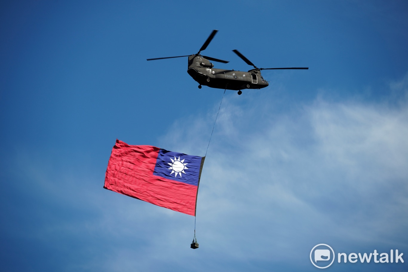CH-47懸吊巨幅國旗通過總統府前上空。   圖：張良一/攝