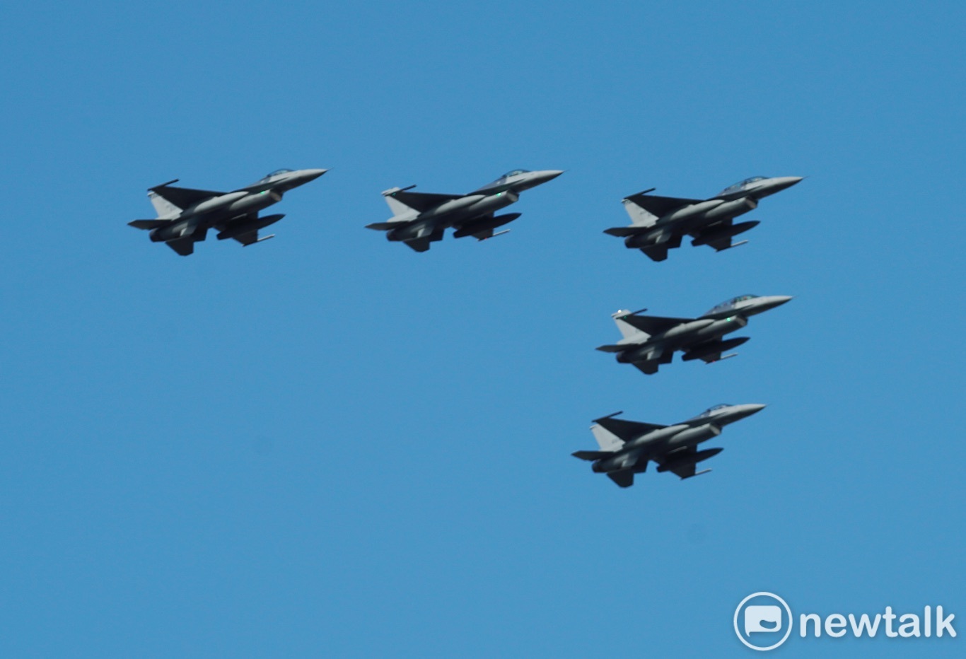 F-16V戰機以大雁隊形通過總統府上空。   圖：張良一/攝
