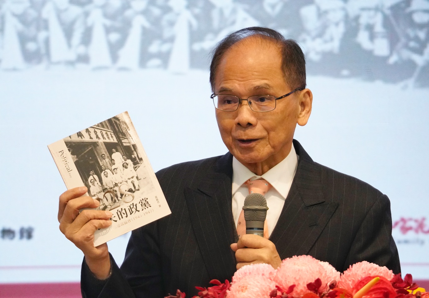 立法院長游錫堃在台灣議會設置請願運動百年菁華展開幕式致詞。   圖：張良一/攝