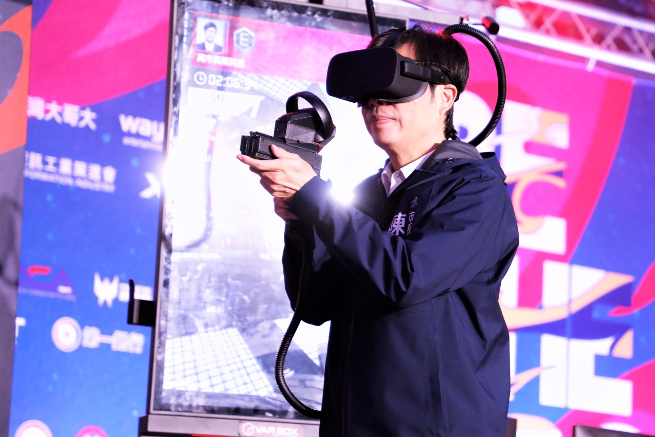 穿戴好VR設備的陳其邁市長打起射擊遊戲相當有架式。 圖：TESL提供