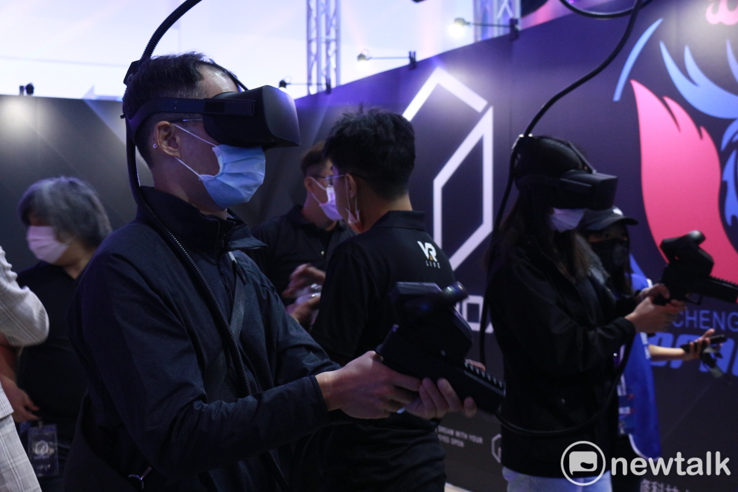 玩家只需將槍頭向下指即可換彈。 圖:陳耀宗/攝 玩家只需將槍頭向下指即可換彈。 圖:陳耀宗/攝