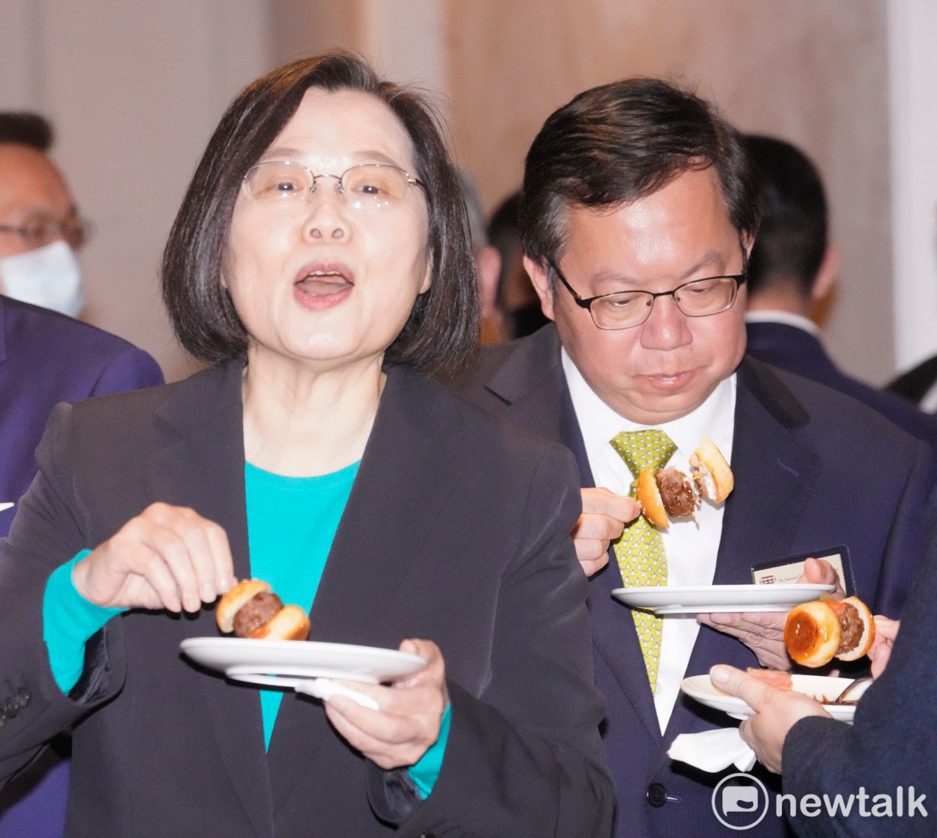 總統蔡英文和桃園市長鄭文燦等人在台灣美國商會70週年慶祝活動中，一起吃由美豬作成的漢堡。   圖：張良一/攝