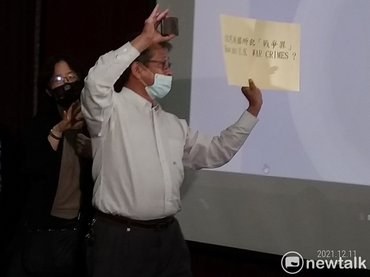 統派人士到「維吾爾法庭論壇」鬧場，大喊「美國犯戰爭罪」 圖：林冠妙