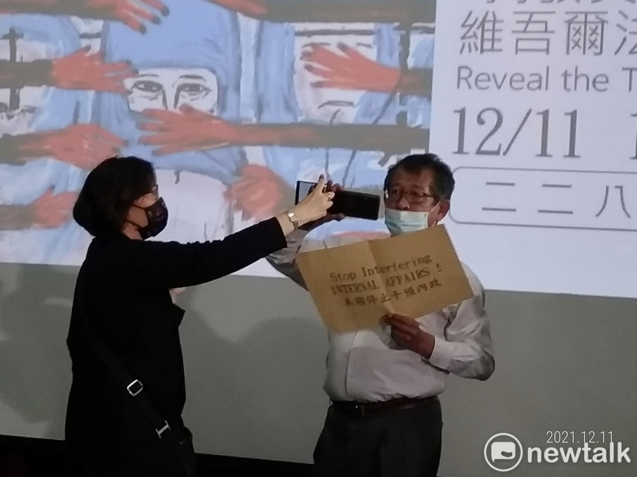 統派人士到「維吾爾法庭論壇」鬧場，當著AIT代表的面喊「美國滾出去」、「美國佔止干預內政」。 圖：林冠妙