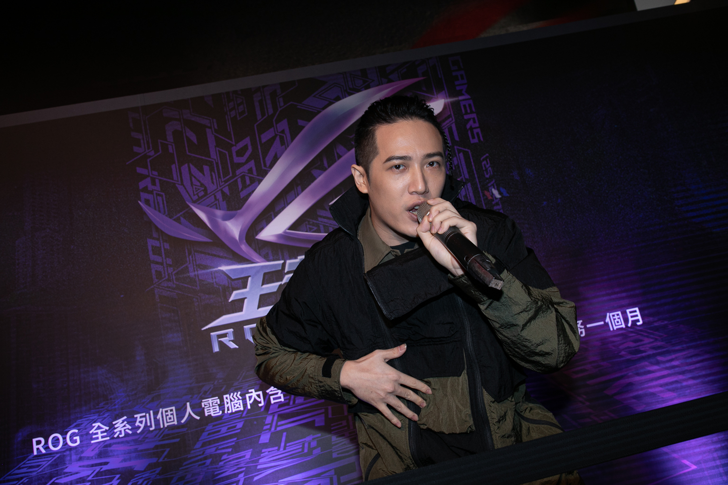 ROG年度品牌大使「熊仔」以攻佔各大音樂排行榜的暢銷歌曲〈88BARS〉開場炒熱氣氛。 圖：ROG提供