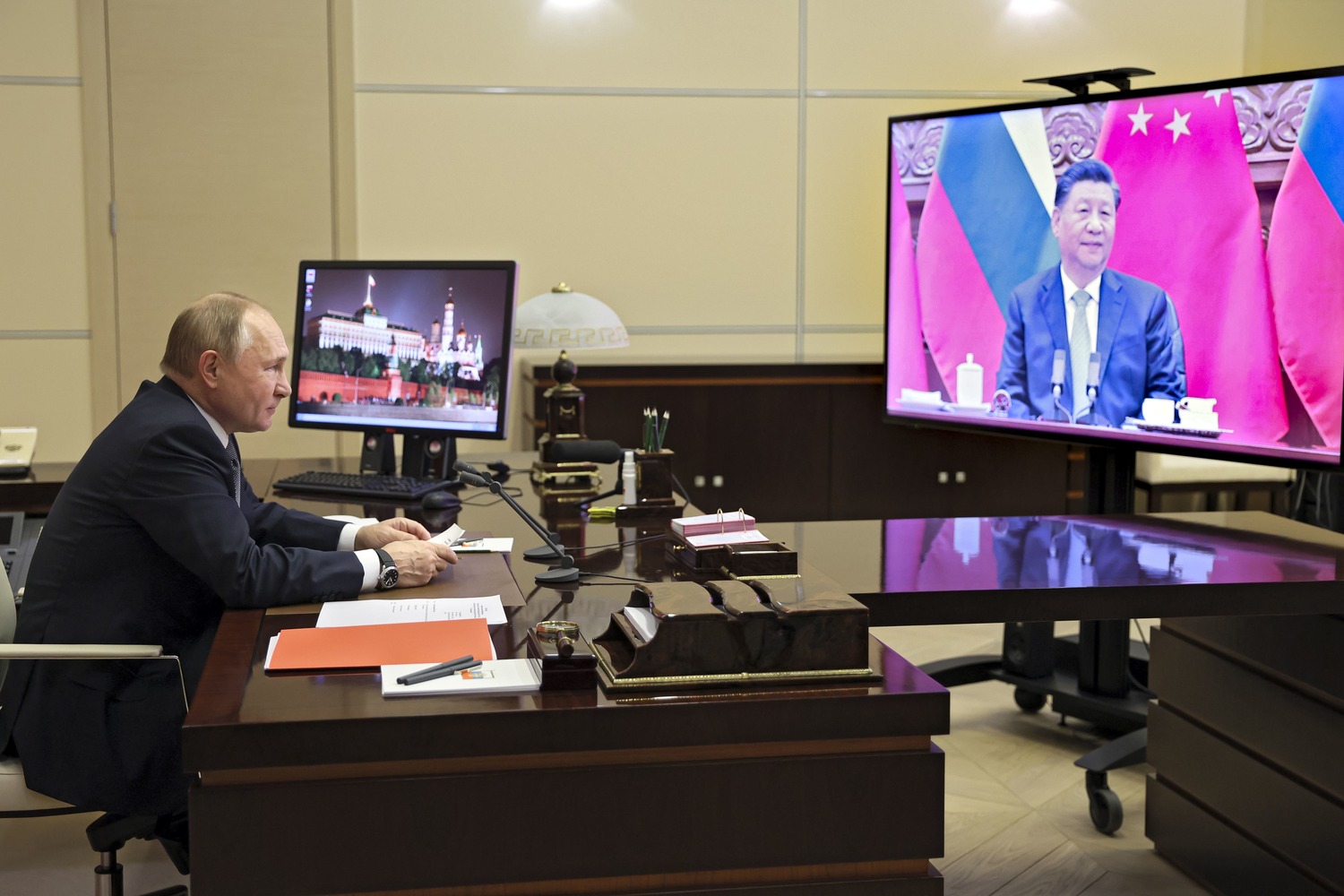 中國領導人習近平（右）俄羅斯總統普丁進行視訊對話。   圖：達志影像/美聯社