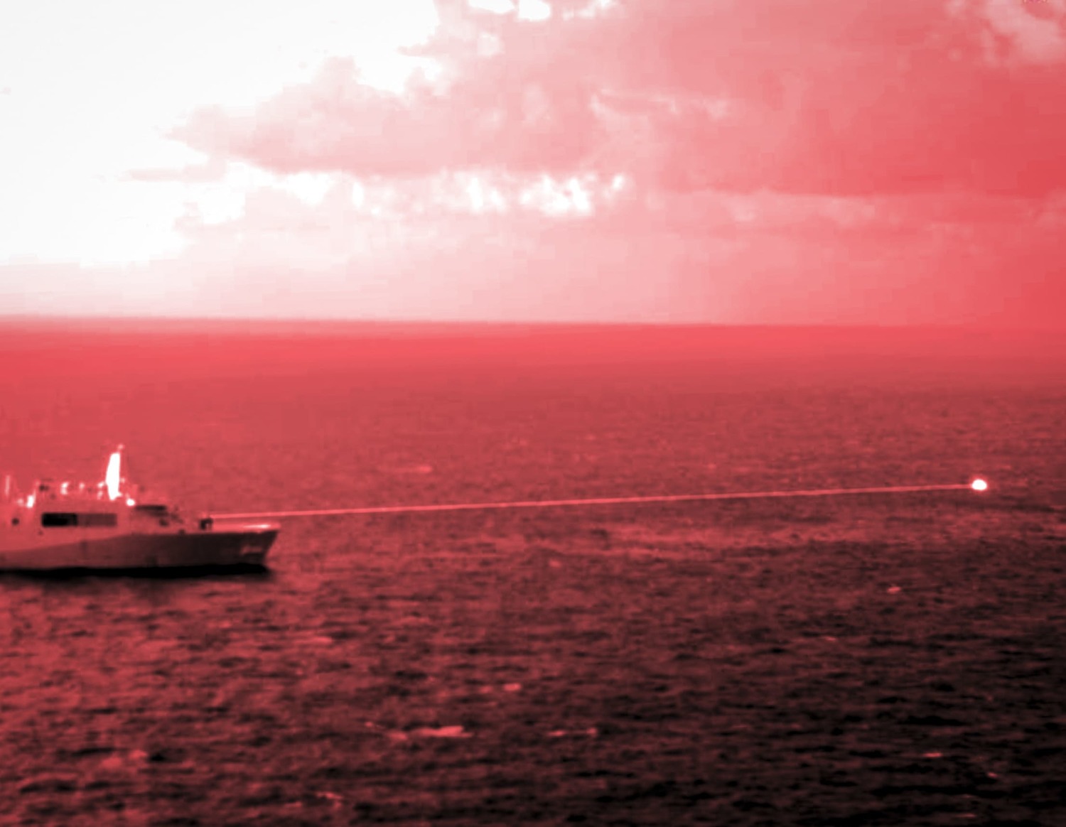 美國海軍14日用兩棲登陸艦波特蘭號(USS Portland,LPD-27) 在亞丁灣海域進行艦載雷射武器系統打靶測試。   圖：達志影像/美聯社