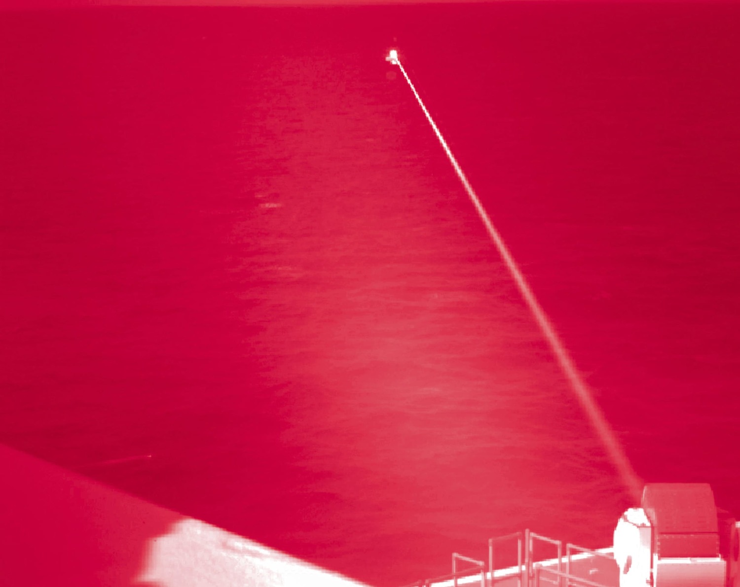 美國海軍14日用兩棲登陸艦波特蘭號(USS Portland,LPD-27) 在亞丁灣海域進行艦載雷射武器系統打靶測試。   圖：達志影像/美聯社